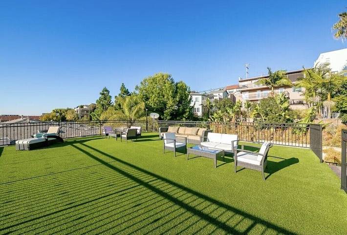 Vacation rental for 14 people, with yard and hot tub in San Diego