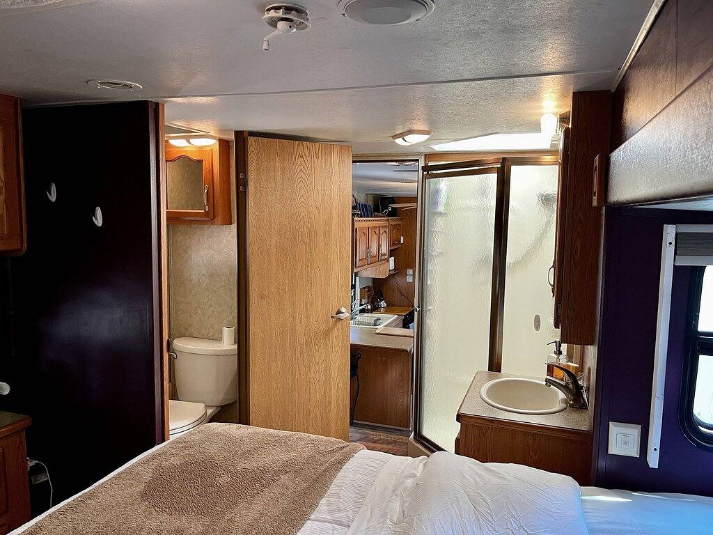 Mountain sunrise views from spacious cozy 5th wheel camper-20 min from Asheville in Buncombe County