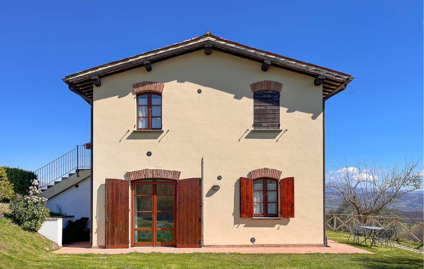 Appartamento intero, Appartamento moderno con aria condizionata, parcheggio, cucina, piscina e WiFi in Gubbio, Umbria