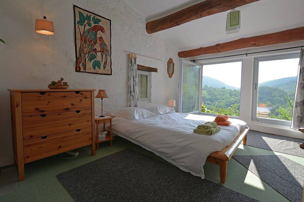 Villa in Pyrenees with Stunning Mountain Views in Fenouillet, Parc naturel régional Corbières-Fenouillèdes