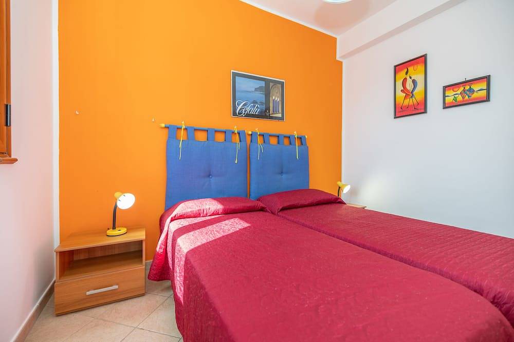 Villecefalu. Seaside villa with garden. 2 bedrooms. Self Check-In in Piana Calzata, Provincie Palermo