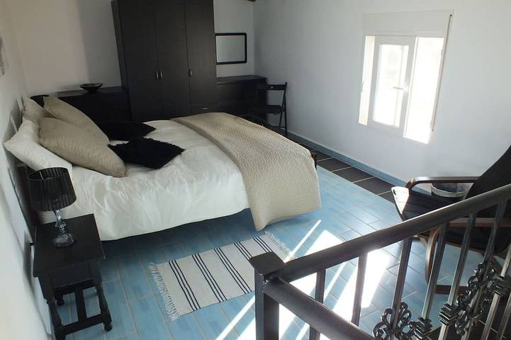 Apartamento entero, Apartamento junto a la piscina con una gran terraza privada de lujo in Fuente del Conde, Iznájar
