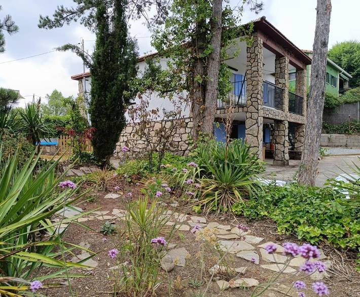 Casa rural para 5 personas, con jardín y vistas además de terraza y piscina, Se admiten mascotas en Santa María de la Alameda