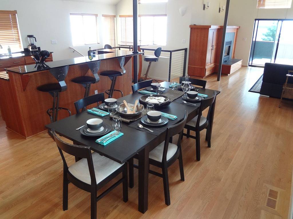 Vacation Home for 6 Guests in Alki Beach, Seattle