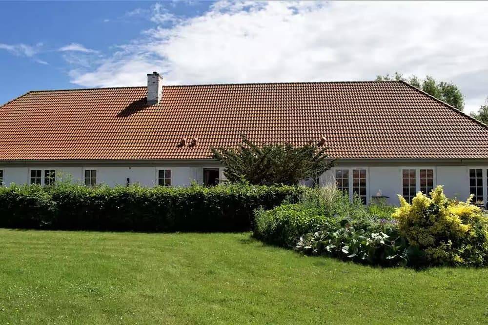 The Daisy - Cozy 3Br Waterfront Home in Kerteminde with Terrace, Views & Parking in Kerteminde, Region Süddänemark