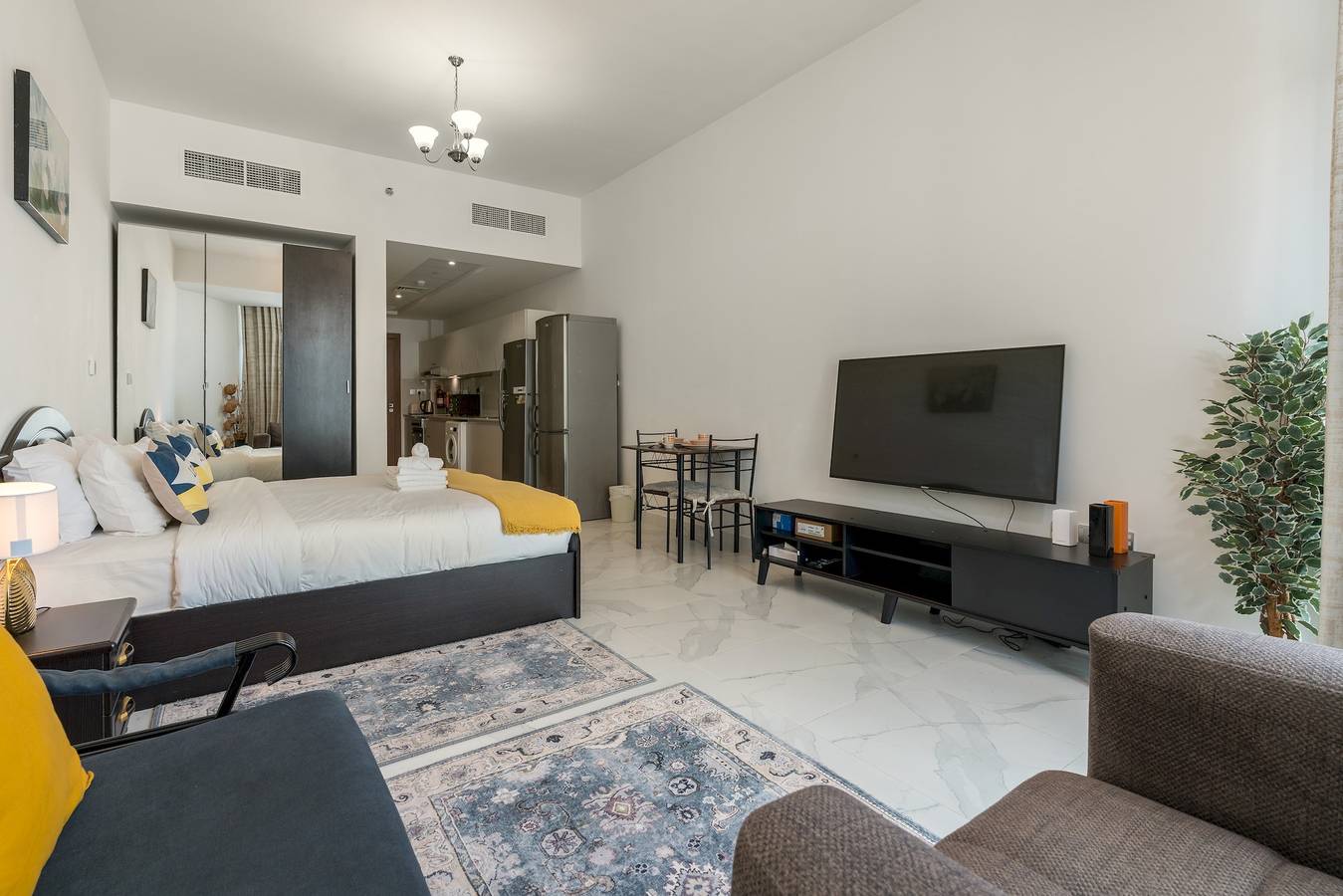 Entire apartment, Brand new studio with balcony in Business Bay in Dubai, Emirate of Dubai