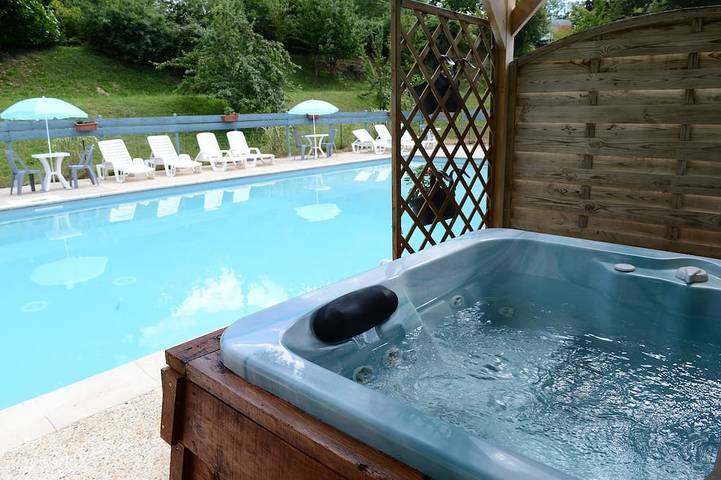 Location de vacances pour 10 personnes, avec Jacuzzi ainsi que Terrasse et Jardin à Saint-André-d'Allas