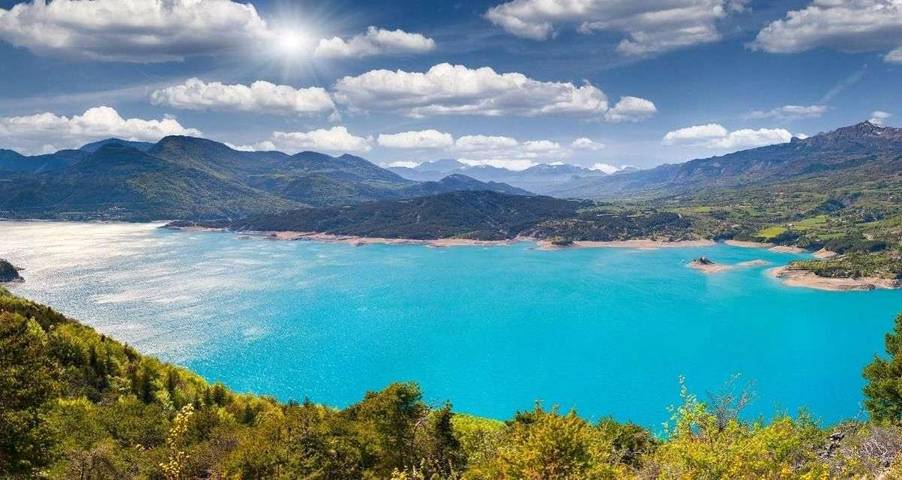 Camping pour 4 personnes, avec Terrasse et Jacuzzi ainsi que Jardin et Bassin pour enfant