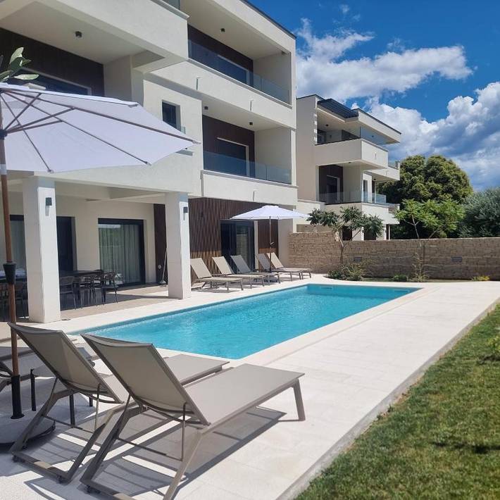 Villa für 10 Personen, mit Pool und Ausblick sowie Garten in Premantura