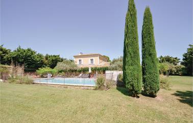 Location de vacances pour 15 personnes, avec piscine ainsi que terrasse et jardin, animaux acceptés à Cavaillon
