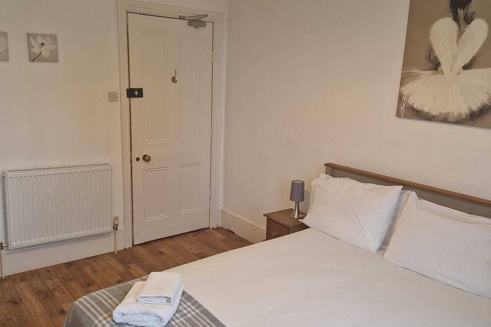 Hereford – Falcon House: Spacious 5-Bed with Games Room, Sleeps 14 in Hereford, Herefordshire