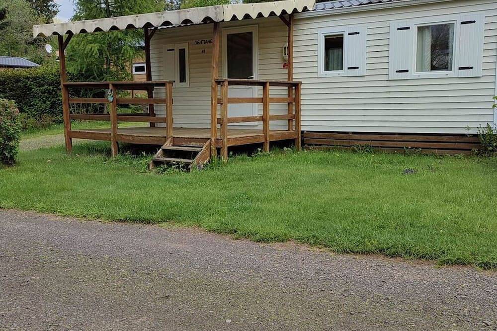 Charming mobile home with terrace - 4 guests in La Tour-d'Auvergne, Volcans d'Auvergne Regional Nature Park