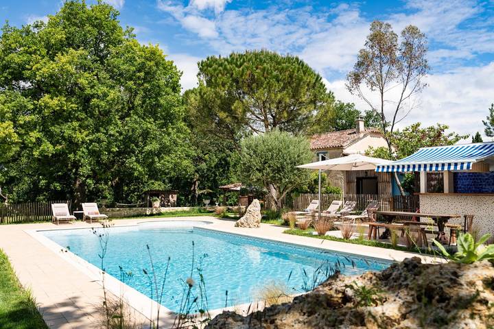 Gîte pour 8 personnes, avec piscine ainsi que jardin et terrasse