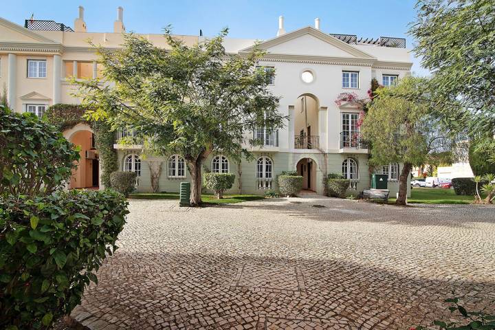 Apartamento entero, Apartamento 'Old Village T2 Dúplex' con piscina compartida, Wi-Fi y aire acondicionado in Vilamoura, Quarteira