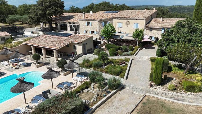 Location de vacances pour 3 personnes, avec piscine ainsi que vue et jardin à Saint-Julien - 3