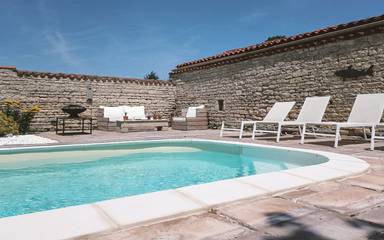 Cottage pour 2 personnes, avec piscine et jardin à Courçon