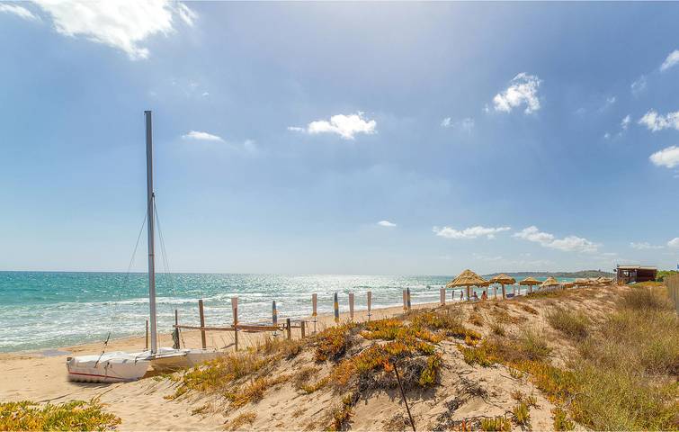 Ganze Ferienwohnung, Apartment mit Meerblick, Küche und AC - 100m zum Strand in Marina di Ragusa, Ragusa