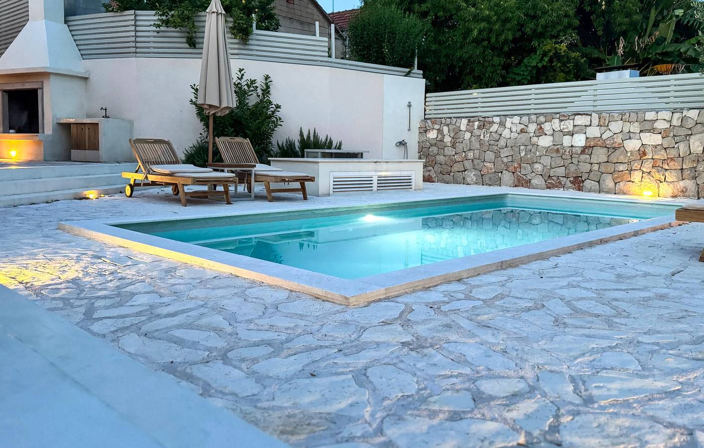 Appartement moderne de 2 chambres avec piscine, Wi-Fi et parking in Hvar