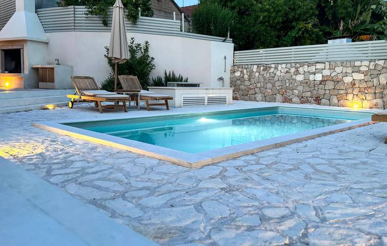 Moderno apartamento de 2 dormitorios con piscina, wifi y aparcamiento in Hvar (isla)