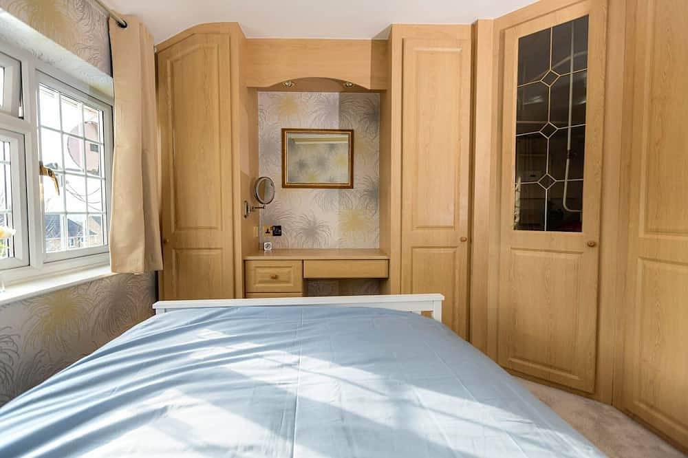 Spacious, clean & comfy 3 bed semi-detached house, in Reading, Berkshire