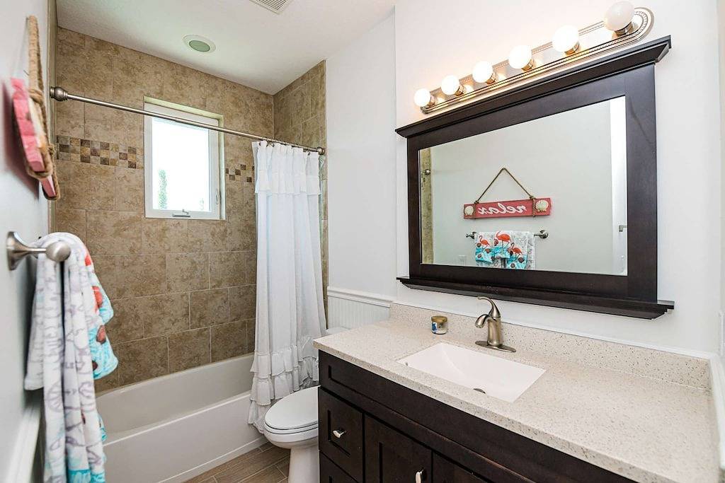 Lido Key Coastal Retreat: Walk to Beach & St. Armands | Bonus Entertainment Lounge in Lido Key, Sarasota