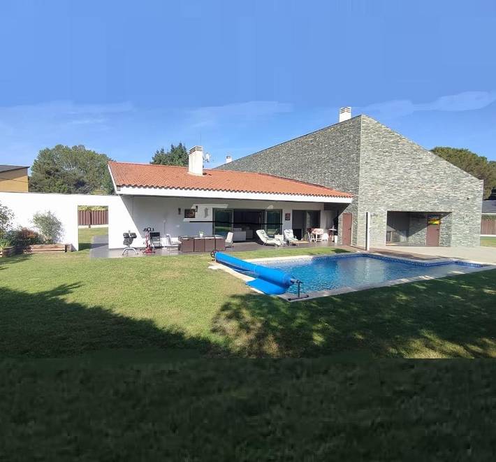 Casa de vacaciones para 16 personas, con Jacuzzi y Terraza además de Jardín y Piscina en Moralzarzal