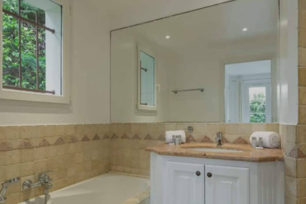 Villa Avec Apercu Mer Et Piscine Privee in Sainte-Maxime, Draguignan Region