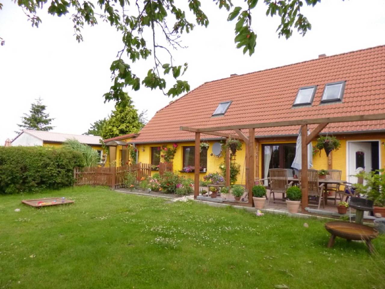 Ganze Ferienwohnung, Ferienwohnungen in Lipsitz auf Rügen - Ferienwohnung Mohnblume mit Kamin und Terrasse in Thesenvitz, Bergen auf Rügen