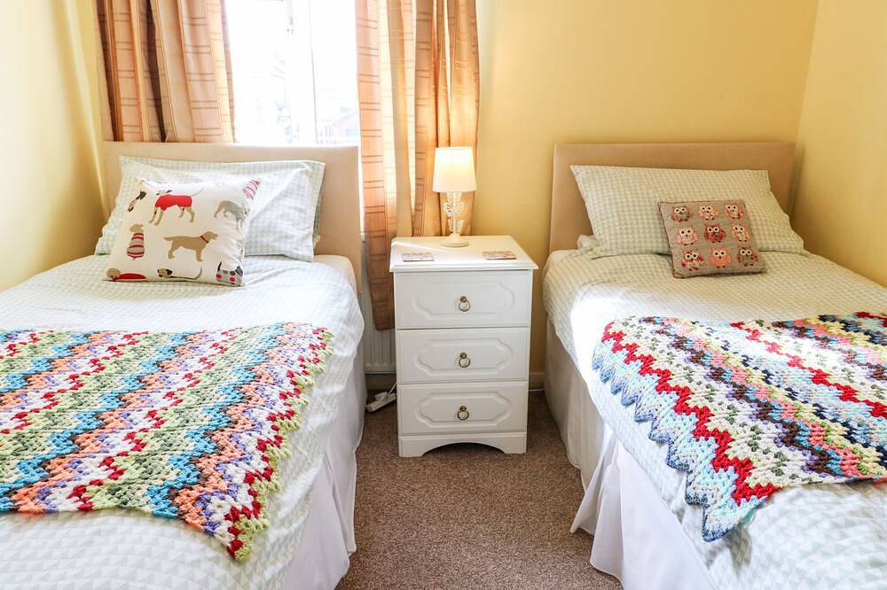 The Old Grocery, pet friendly, with a garden in Barrow Hill in Chesterfield, Derbyshire