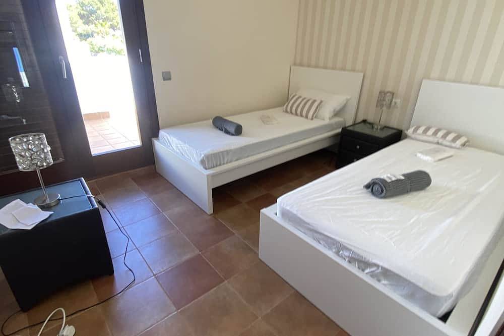4 bedroom villa, 3 bath with private pool, sea view and enclosed gardens. in Ocean Beach Ibiza, Sant Josep de sa Talaia