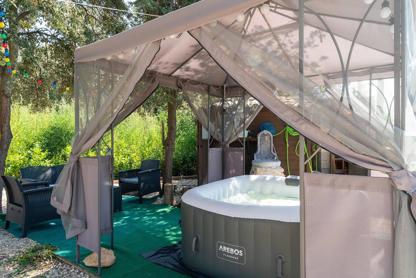 Caravan „Cocoon Insolite“ mit privater Terrasse und Wlan in Pernes-les-Fontaines, Parc naturel régional du Mont-Ventoux