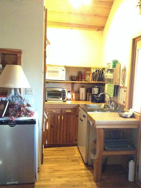 Log cabin for 4 people, with hot tub in Beaver Lake