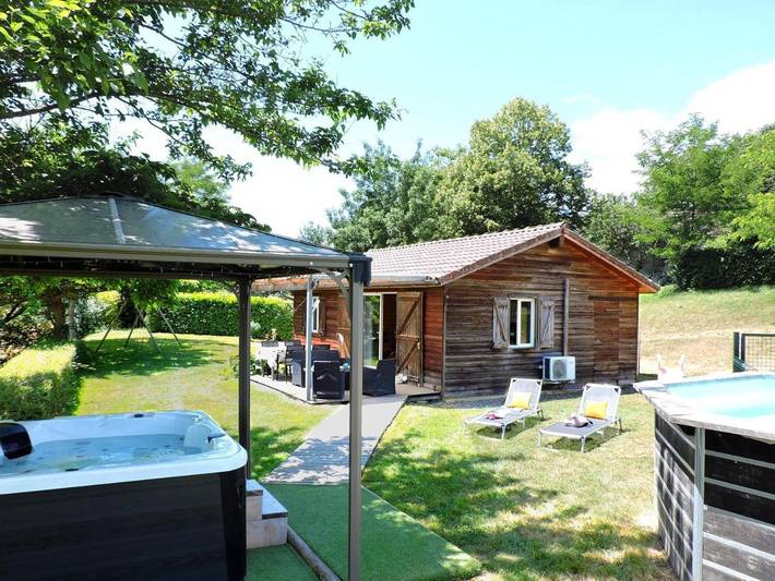 Location de vacances pour 4 personnes, avec Jacuzzi et Terrasse ainsi que Jardin et Piscine à Peyrusse-Grande