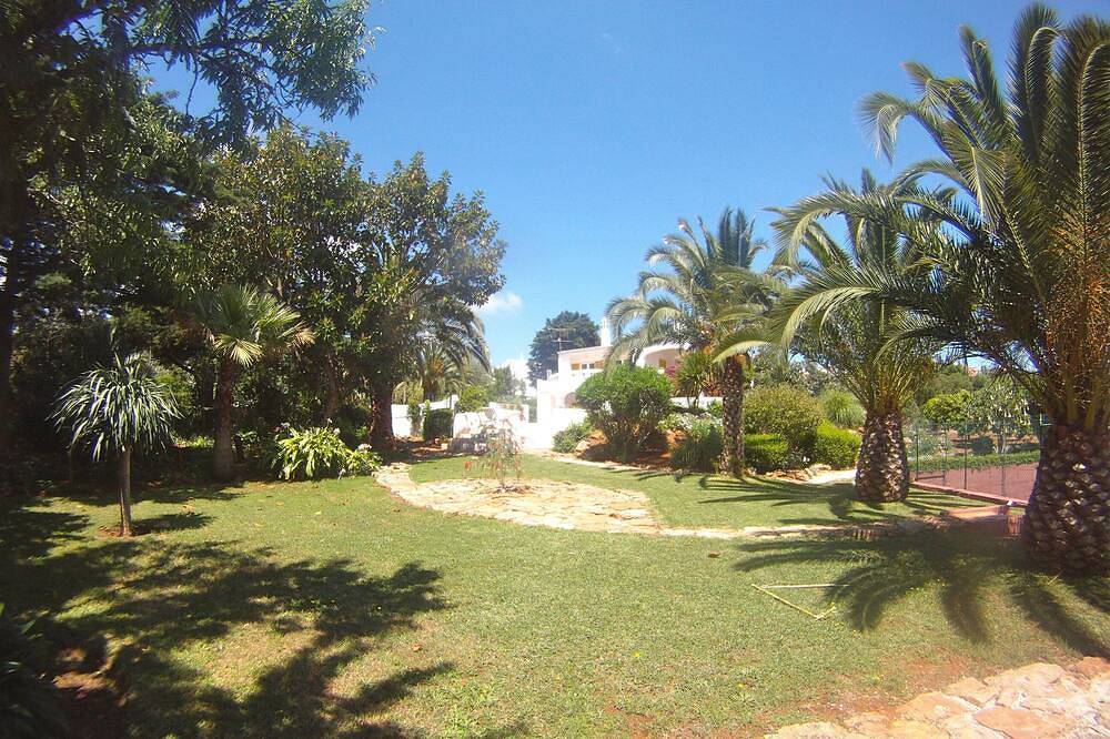 Vila Margarida. Luxury  5 bedroom villa own pool and tennis in Praia da Luz, Faro District