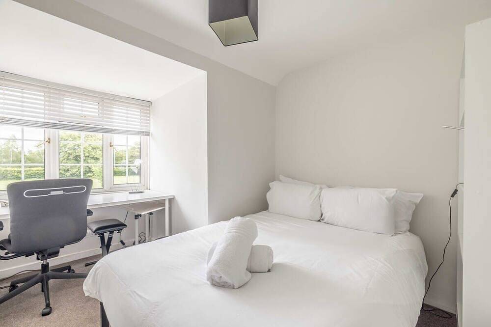 3-Bed Home- Parking & Large Garden By Tempstay in Windsor, Berkshire