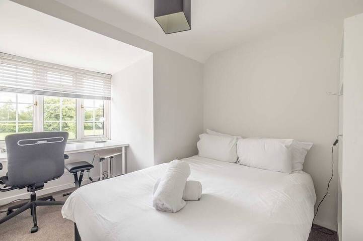 3-Bed Home- Parking & Large Garden By Tempstay in Windsor, Berkshire