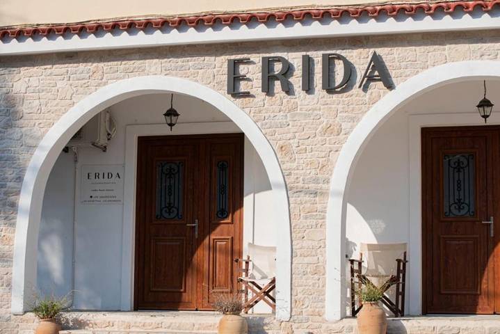 Διαμερίσματα διακοπών για 2 άτομα, με Μπαλκόνι και Ταράτσα καθώς και Θέα στη Λάκκα
