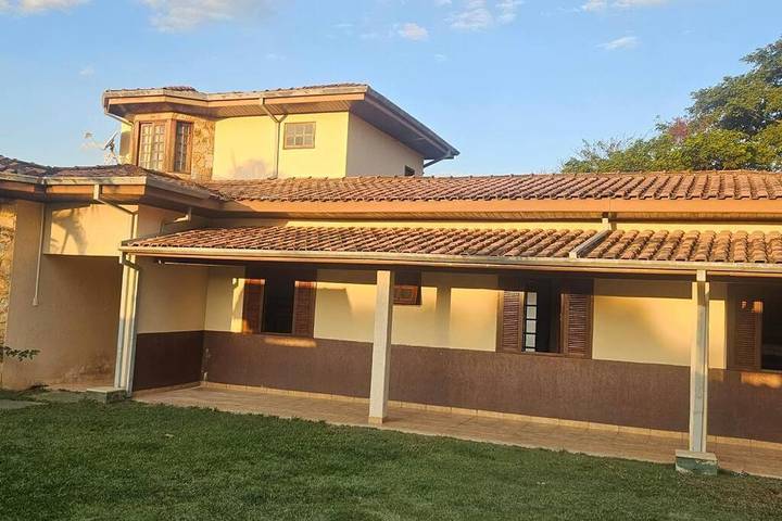 Casas e apartamentos de temporada para 20 pessoas, com piscina e vista e ainda jardim em Taubaté