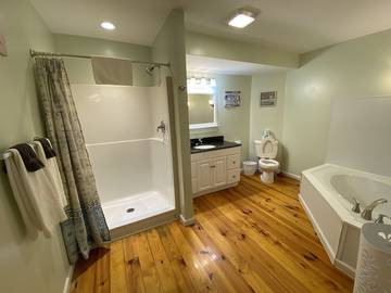 Vacation House for 26 Guests in Geneva-on-the-Lake, Lake Erie, Picture 4