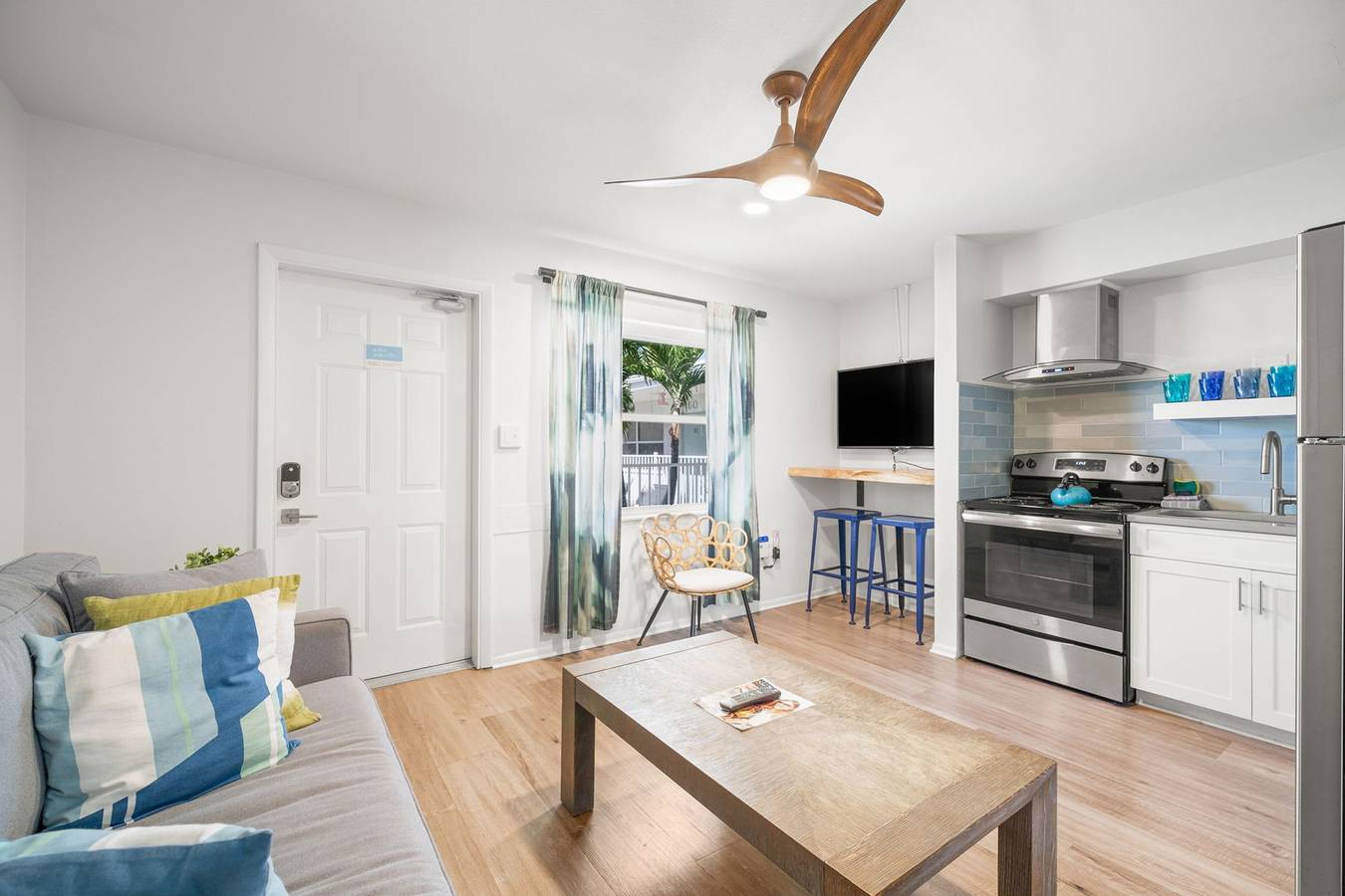 Apartamento entero, New  Modern King Suite   Steps to the Beach  in Clearwater Beach, Clearwater