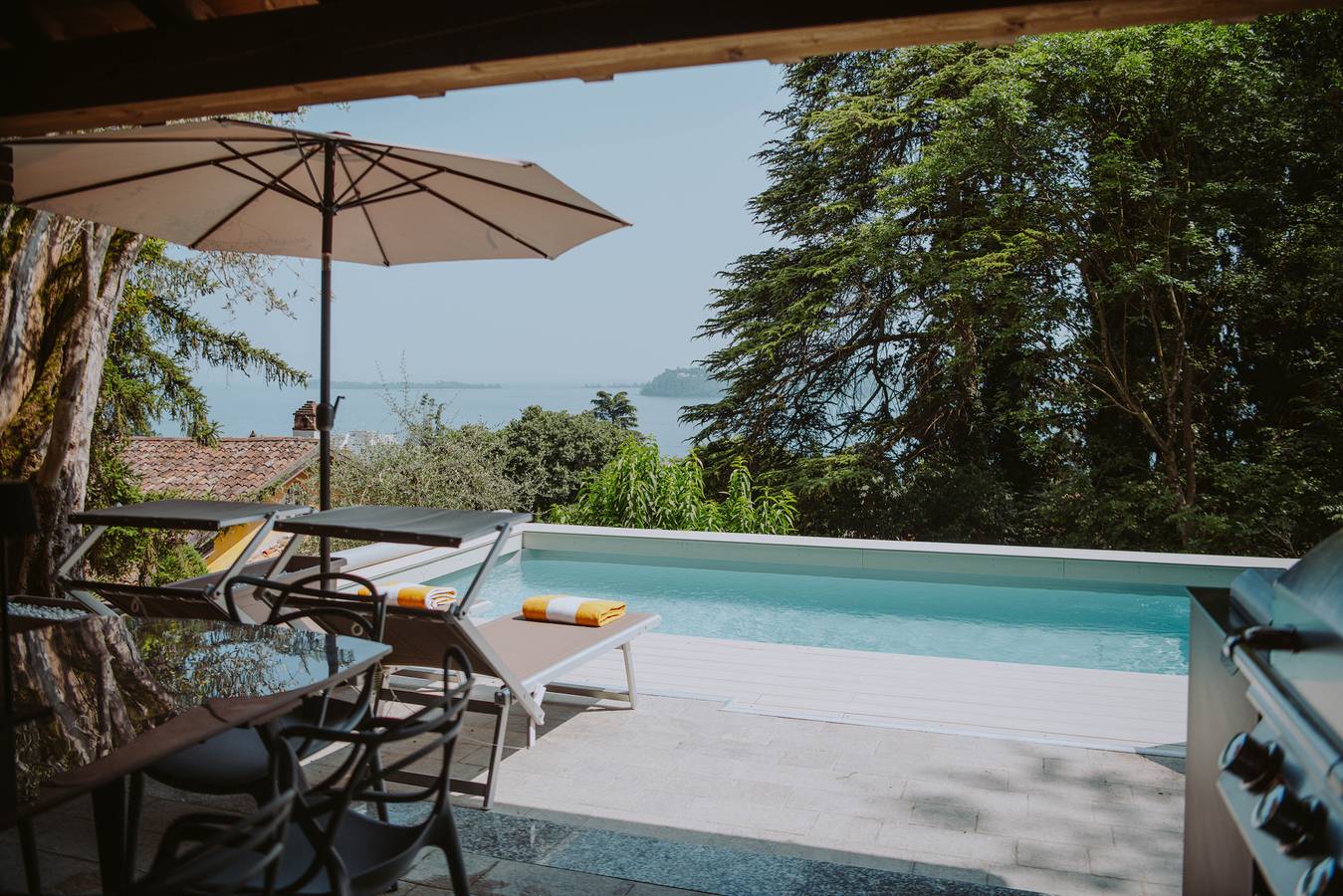 Villa Fiordisole in Salò, Montagnes autour du lac de Garde