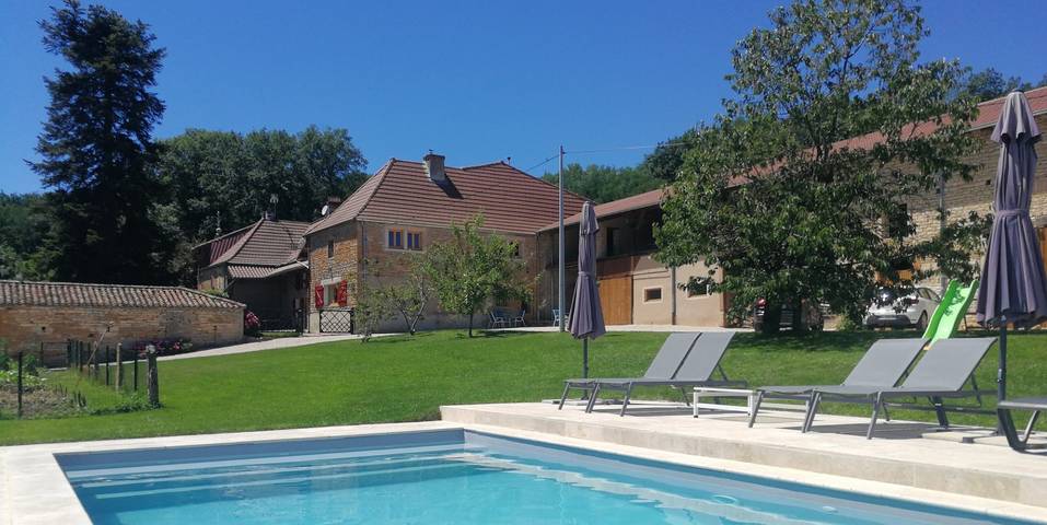 Location de vacances pour 3 personnes, avec piscine et jardin à Azé (Saône-et-Loir)