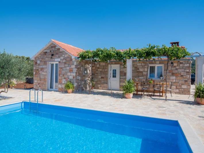 Villa for 6 people, with Terrace and Garden as well as Pool in Brac