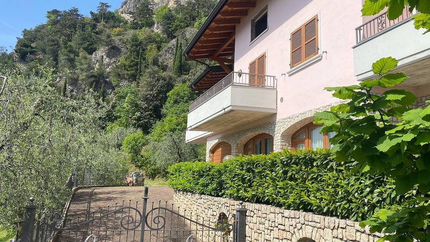 Apartament wakacyjny dla 3 osób, z widok na jezioro i balkon oraz basen i ogród, zwierzęta dozwolone w Limone sul Garda