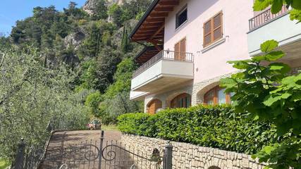 Ferienwohnung für 3 Personen, mit Seeblick und Balkon sowie Garten und Pool, mit Haustier in Limone sul Garda