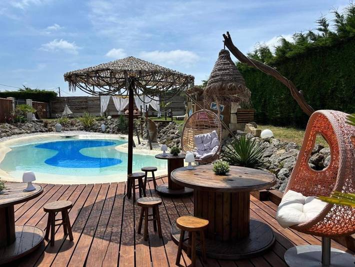 Location de vacances pour 2 personnes, avec vue ainsi que jardin et piscine à Berson - 3