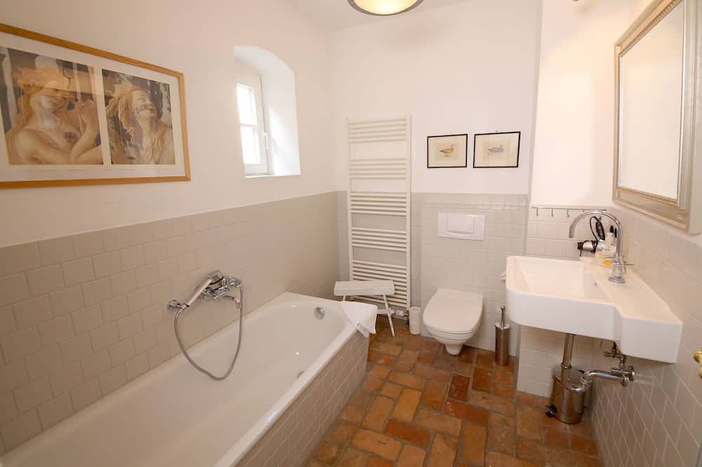 Ganze Wohnung, Exklusive, große Ferienwohnung mit 3 Schlafzimmern, Kamin und Terrasse in Lohme, Nationalpark Jasmund