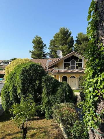 Gîte pour 3 personnes, avec piscine ainsi que vue et jardin à Misano Adriatico