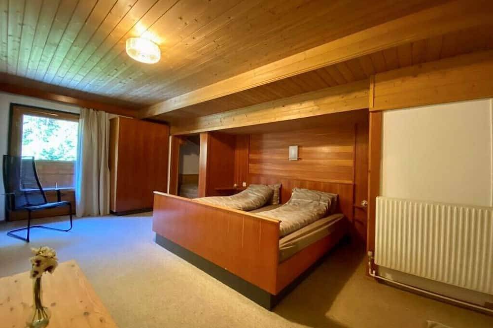 Ganze Wohnung, Rustikales Pitztaler Alpenhaus am Bach mit großem Balkon und Garage in Kaunergrat, St. Leonhard im Pitztal