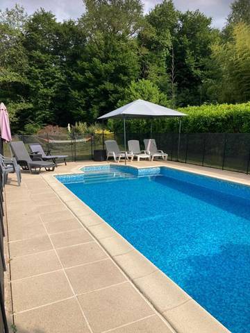 Gîte pour 6 personnes, avec terrasse ainsi que piscine et jacuzzi, animaux acceptés à Busserolles